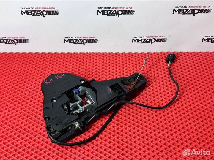 Кронштейн ручки правой двери Mercedes W164 ML