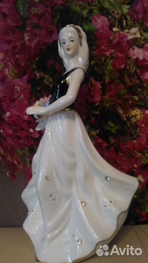 Статуэтка Фарфор. Девушка в золотом ободке