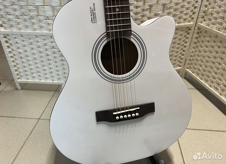 Гитара белая