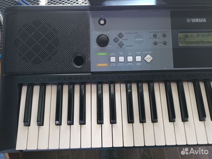 Yamaha PSR-E233 синтезатор (61 клавиша)
