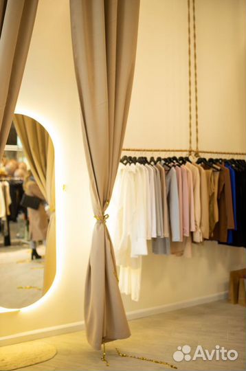 Зеркало с парящим эффектом