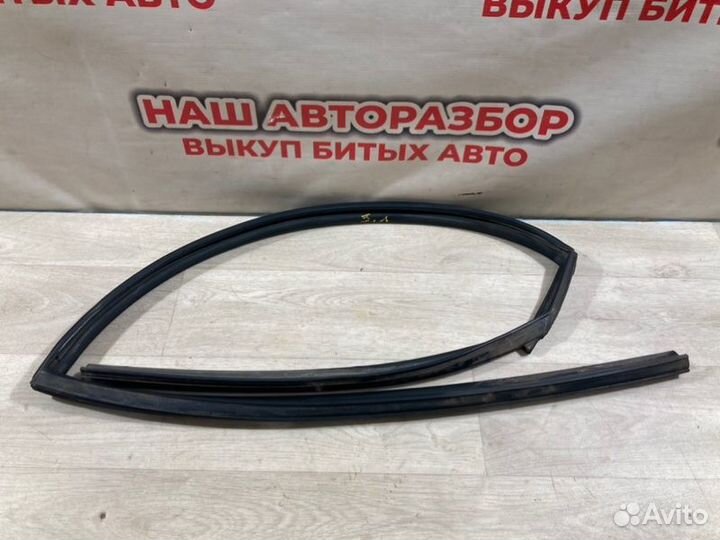 Уплотнитель стекла двери задний левый Nissan