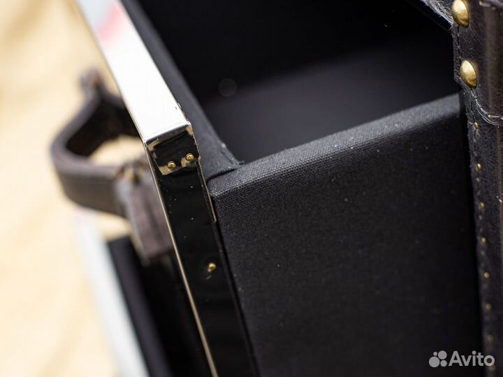 Глянцевая тумба на 3 ящика