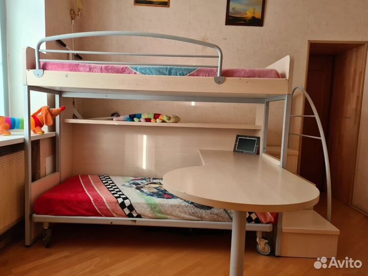 Двухъярусная кровать со столом и с лестницей