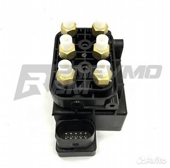 Блок клапанов пневмоподвески Audi Q7