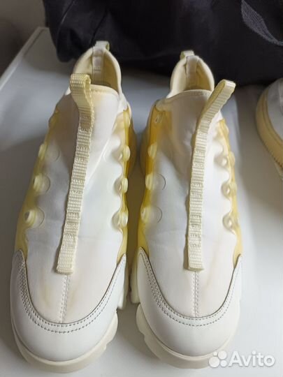 Кроссовки женские