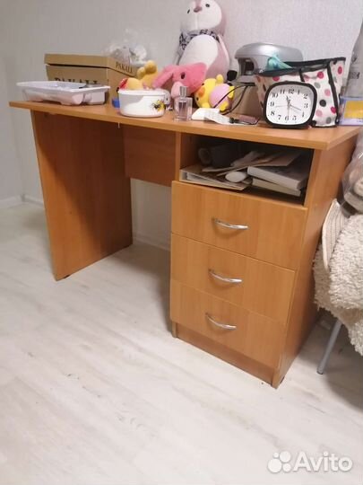 Компьютерный стол и трюмо с зеркалом