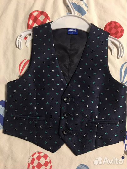 Жилетка нарядная на мальчика 2-3 лет