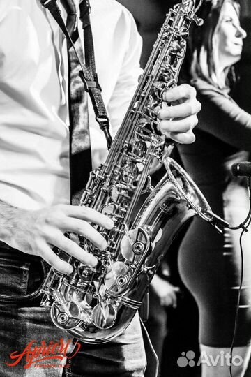 Саксофонист на праздник