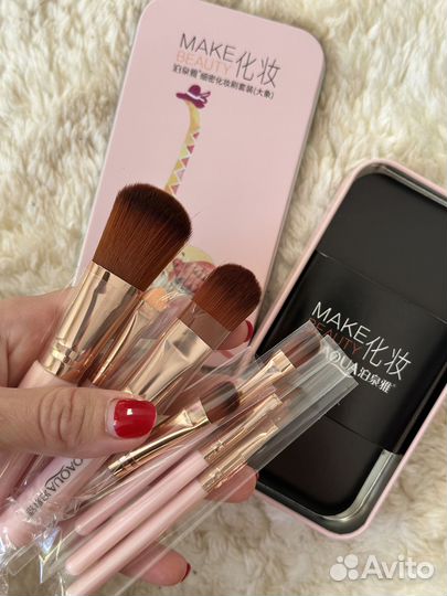 Набор кистей для макияжа в металлическом боксе