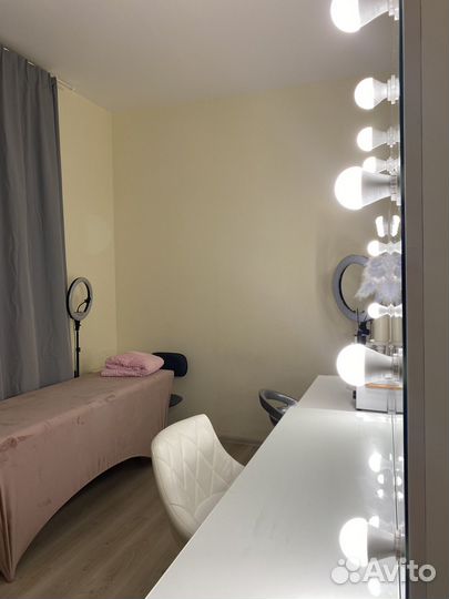 Место по наращиванию ресниц и перманент макияж