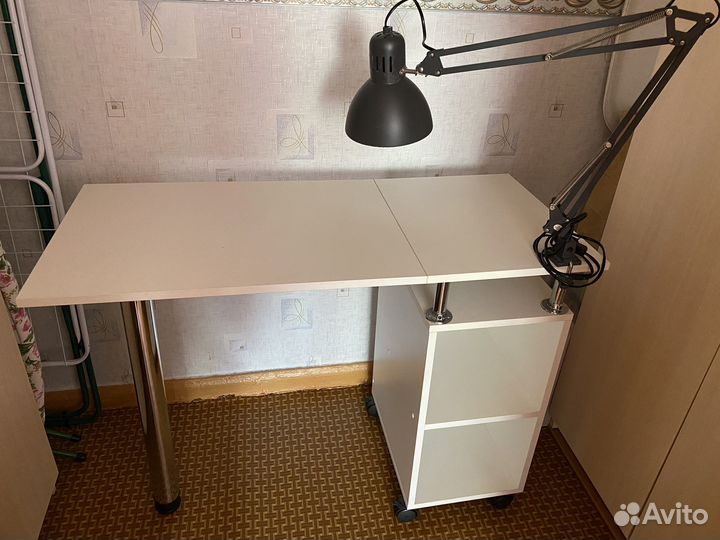 Стол маникюрный и лампа (с лампочкой)