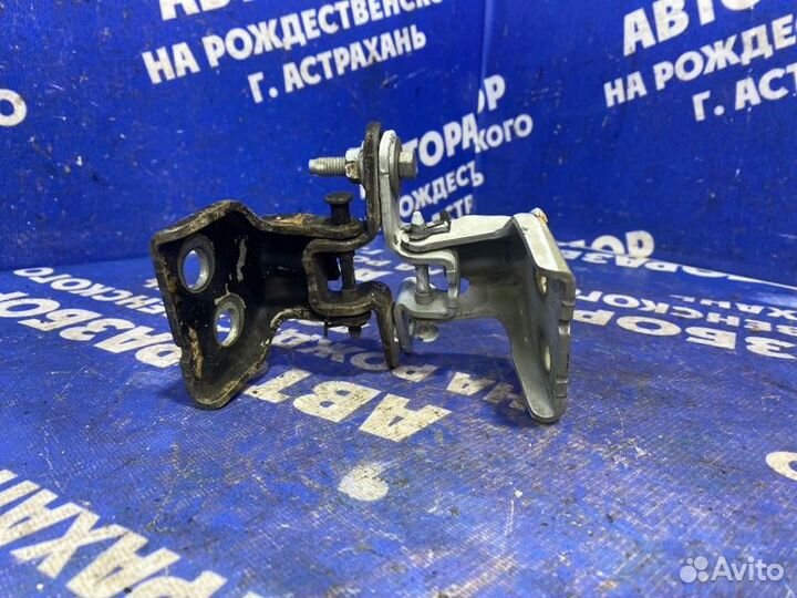 Петля двери Renault Duster кроссовер 2014