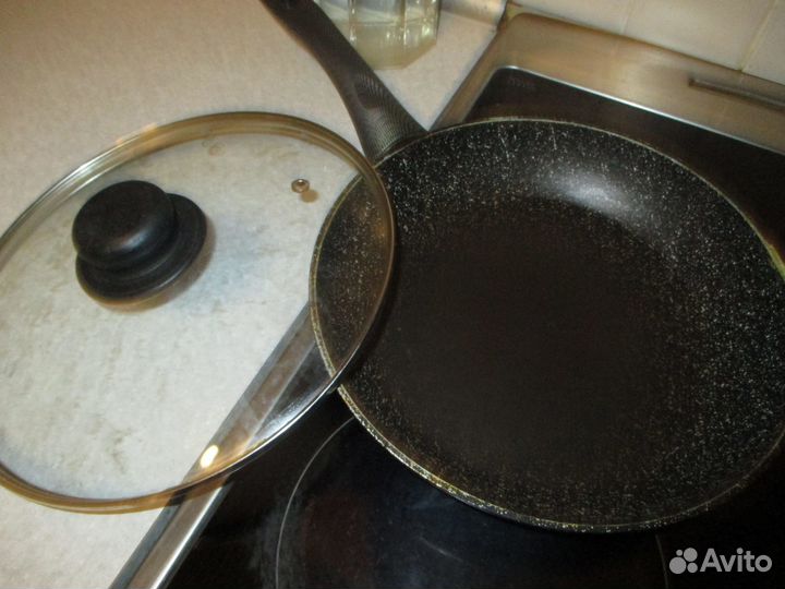 Сковорода бу на 24 см.с крышкой