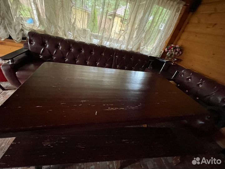 Деревянные скамейки и столы