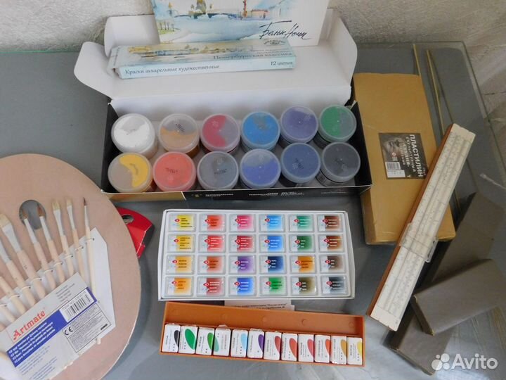 Акрил,гуашь(золото,серебро) акварель,кисти,пластил