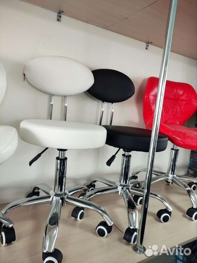 Стул для мастера маникюра