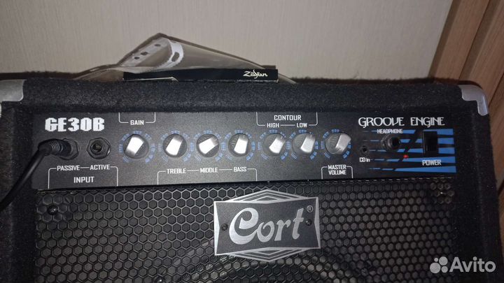 Басовый комбоусилитель