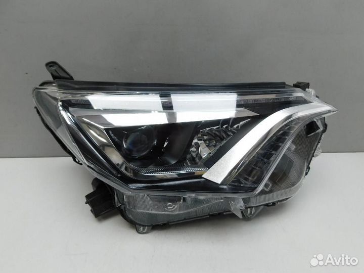 Фара правая Toyota RAV4