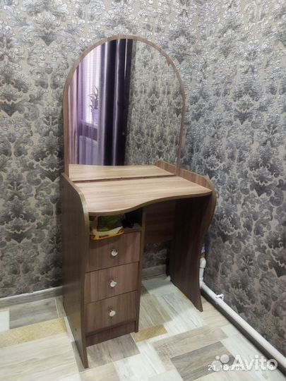 Туалетный столик с зеркалом бу