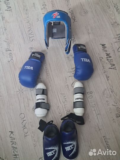 Боксерский шлем, боксерские перчатки, щитки, футы