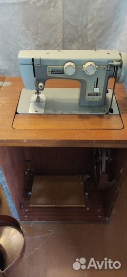 Ножная швейная машинка Чайка 3