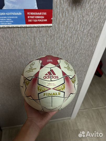 Профессиональный футболтный мяч Adidas лч2008