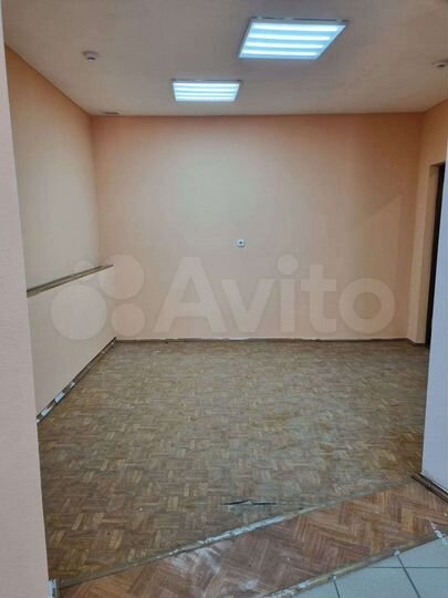 Помещение под магазин, первая линия на территории