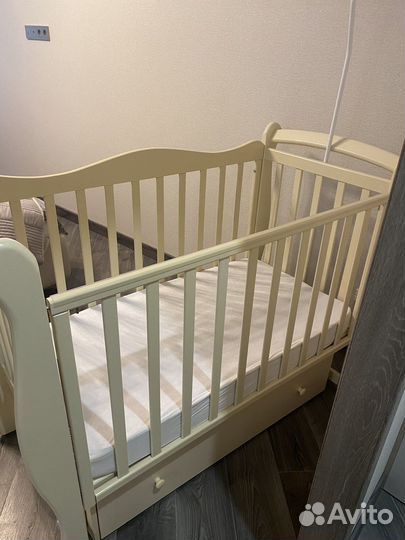 Детская кроватка с маятником