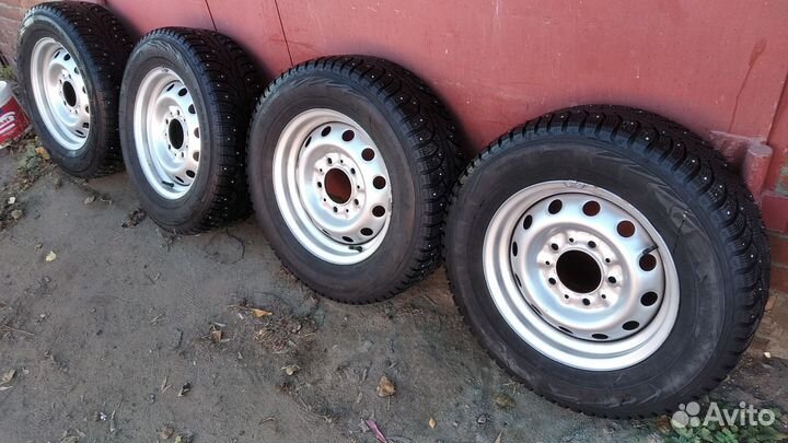 Комплект зимних шин 205/70/R15 штампы Нива