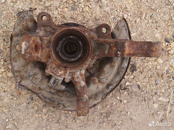 Кулак поворотный прав 2,0 Toyota Avensis 1