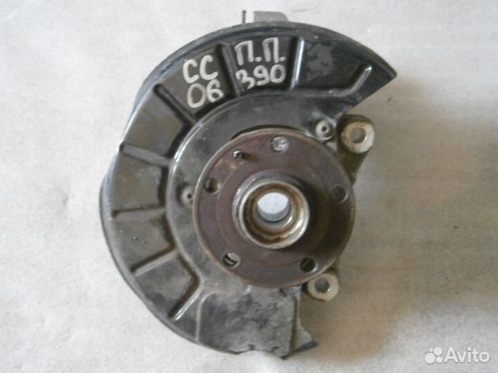 Кулак поворотный передний правый VW Passat (B6) сс