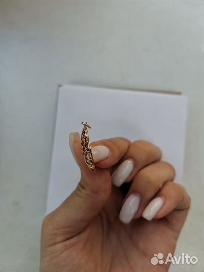 Женский кулон