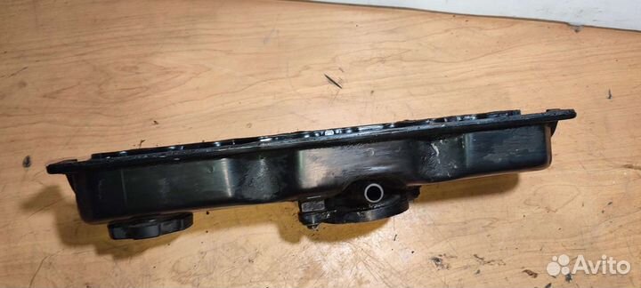 Клапанная крышка Nissan Primera P11 2.0 D