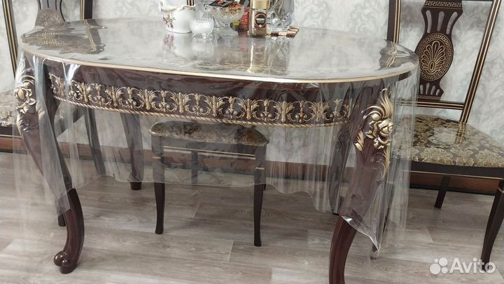 Стол со стульями