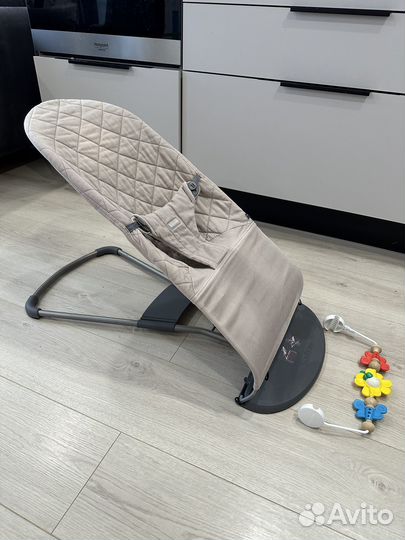 Шезлонг babybjorn с фирменной игрушкой