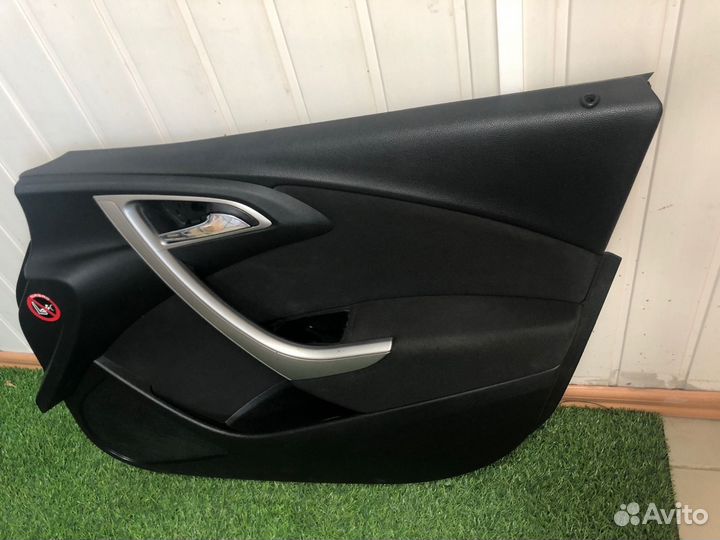 Обшивка двери передняя правая Opel Astra J хэтчбек