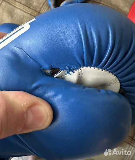 Боксерские перчатки Clinch и шлемы Рей-спорт