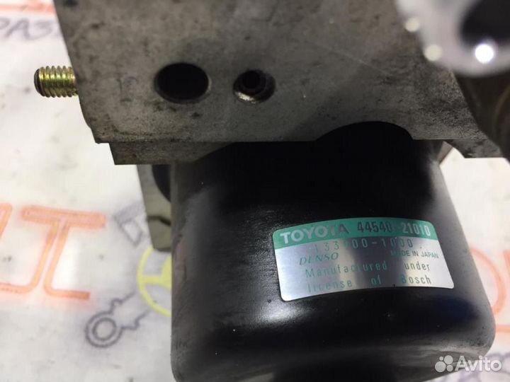 Блок ABS под капотом Toyota Caldina (AT211G,ST210