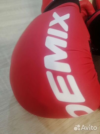 Боксерские перчатки и шлем