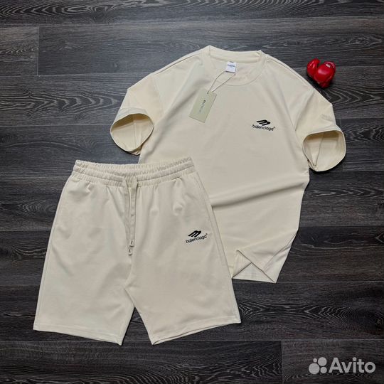 Шорты и футболка Balenciaga