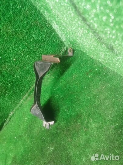 Крепление аккумулятора Volvo S40 II 1.6 2006