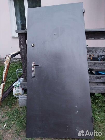 Дверь входная металлическая б/у