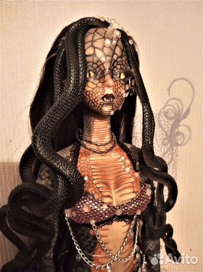 Медуза (греч. «повелительница», «стражница»)