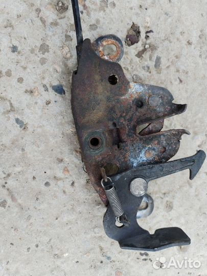 Замок капота на Nissan Micra/March на правый руль