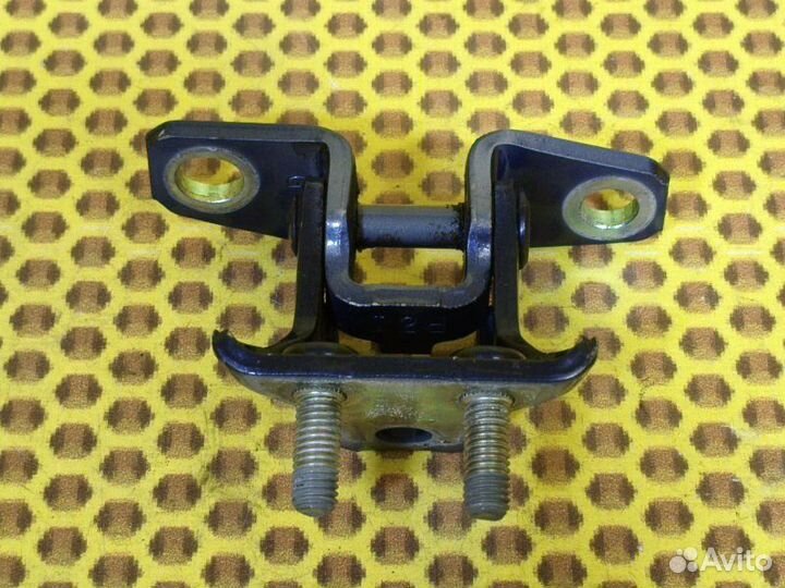 Петля двери задняя верхняя правая Mitsubishi