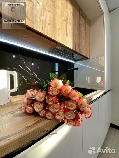 Прямая в потолок кухня на заказ