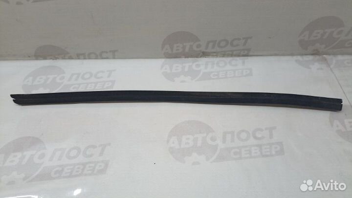 Уплотнитель стекла двери передний правый Audi A4