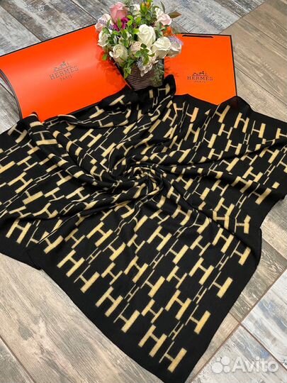 Шерстяной платок Hermes черный с бежевым новый