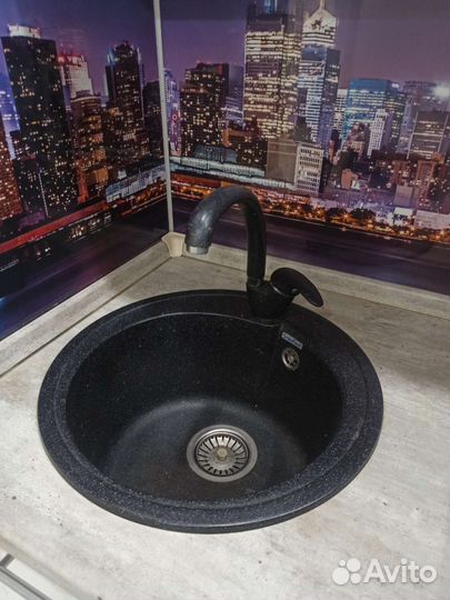 Кухонная мойка со смесителем